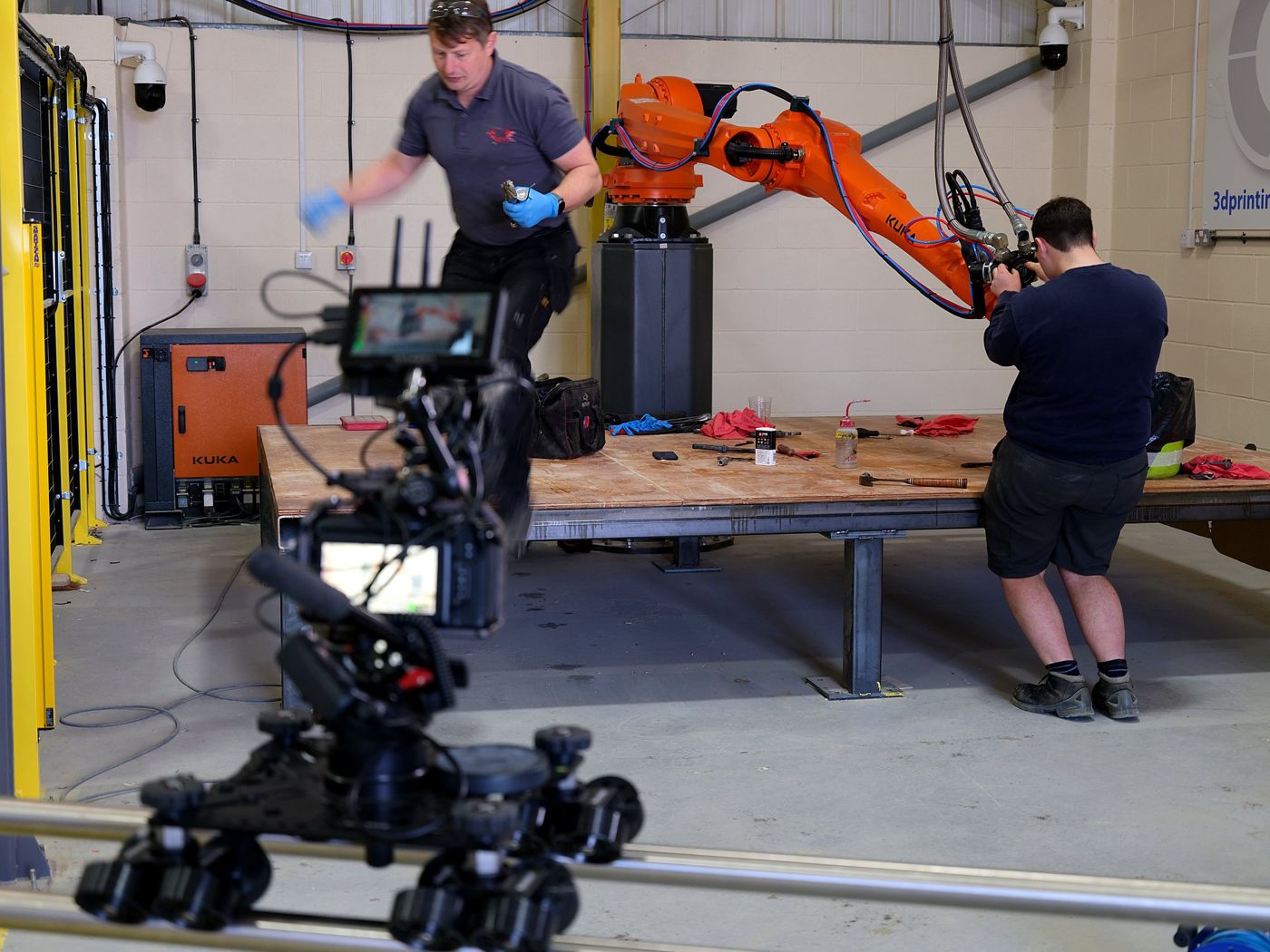 Tracking beside a robot cell